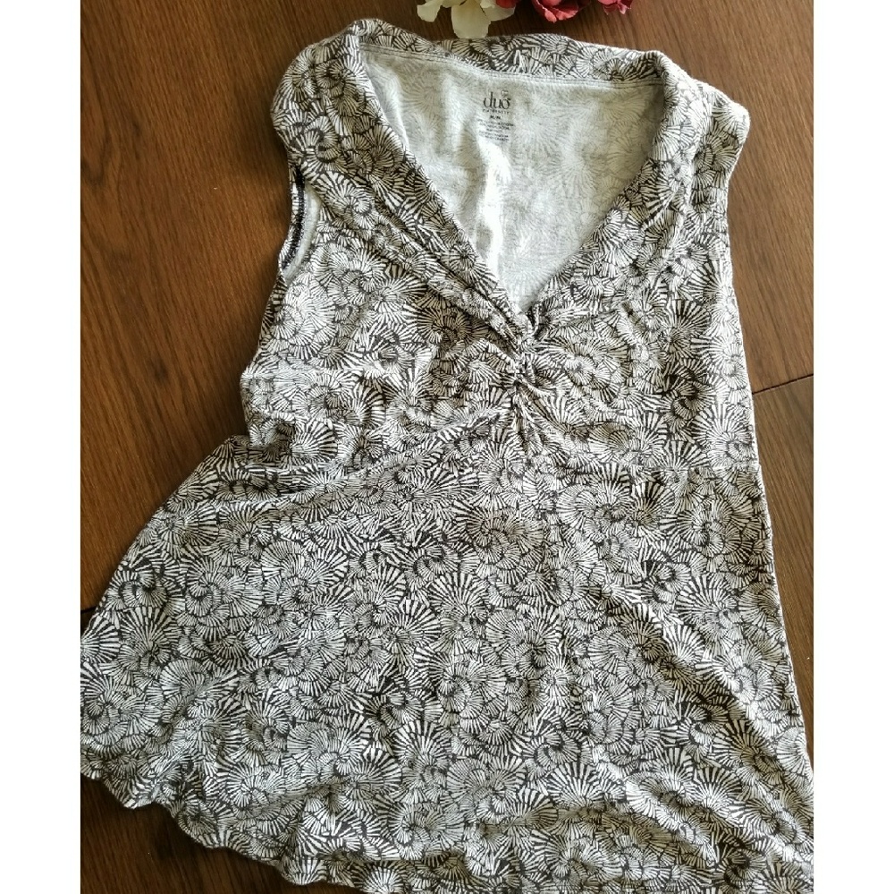 V-neck maternity tank top |Duo Maternity